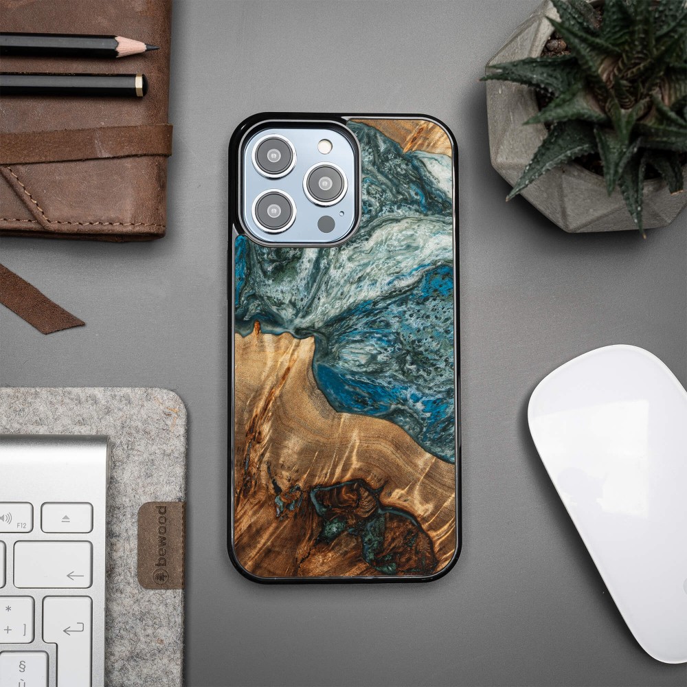Bewood Resin Case - iPhone 14 Pro Max - Planets - Earth