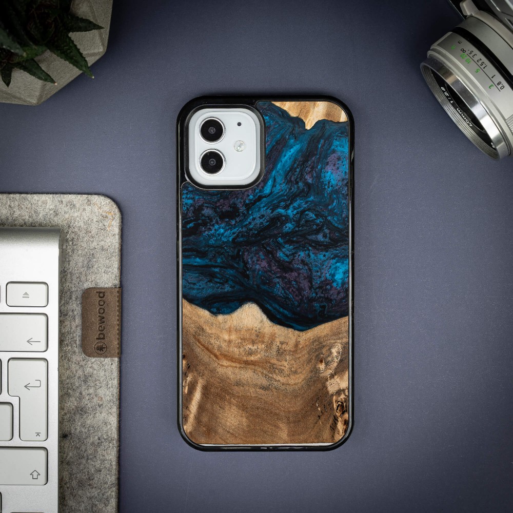 Etui Bewood Unique na iPhone 12 / 12 Pro - Planets - Neptun