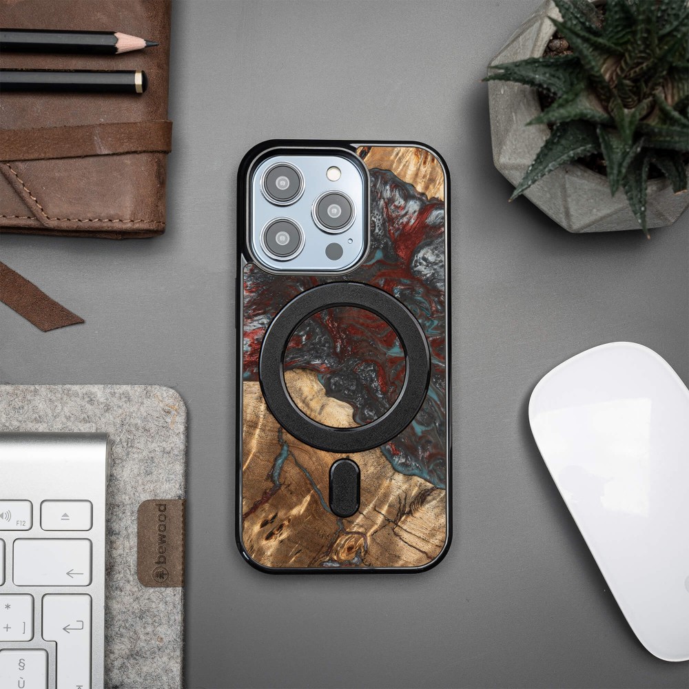 Etui Bewood Unique na iPhone 14 Pro - Planets - Pluton z MagSafe