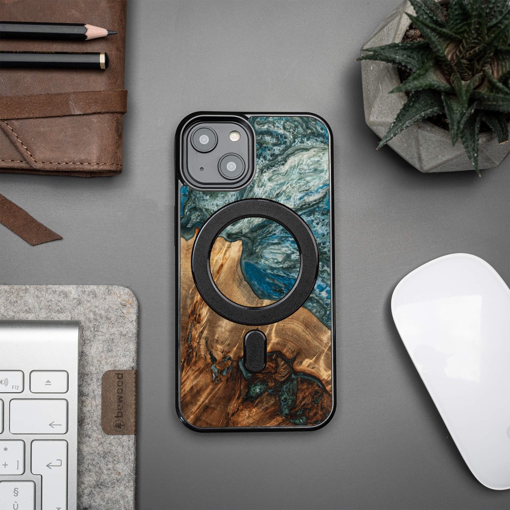 Etui Bewood Unique na iPhone 14 - Planets - Ziemia z MagSafe