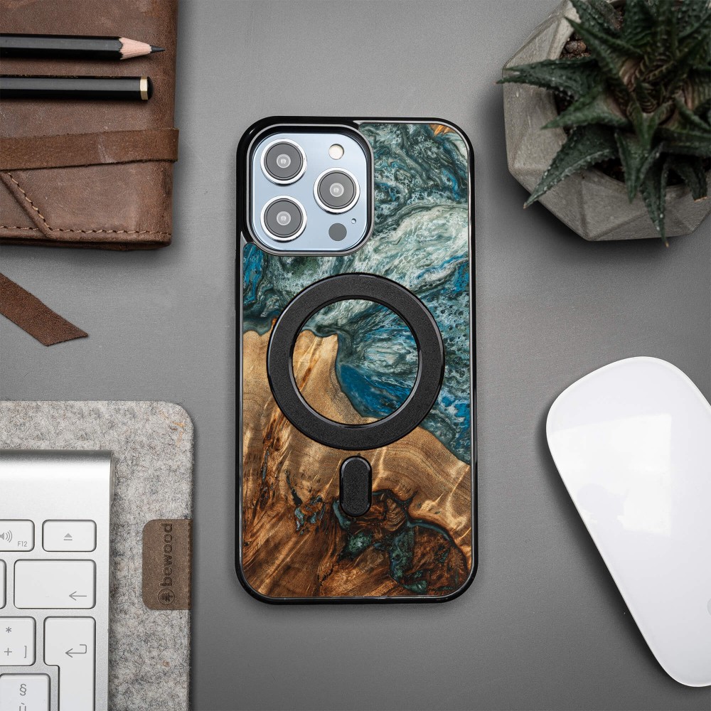 Etui Bewood Unique na iPhone 14 Pro Max - Planets - Ziemia z MagSafe
