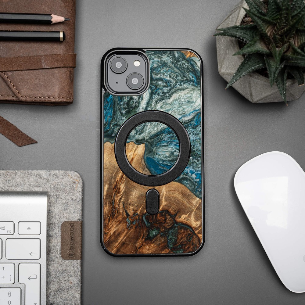 Bewood Resin Case - iPhone 14 Plus - Planets - Earth - MagSafe