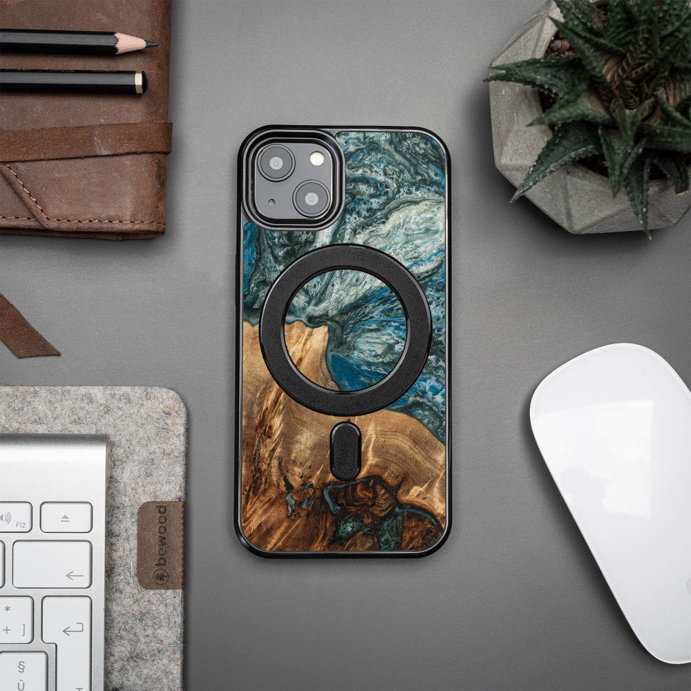 Bewood Resin Case - iPhone 13 - Planets - Earth - MagSafe