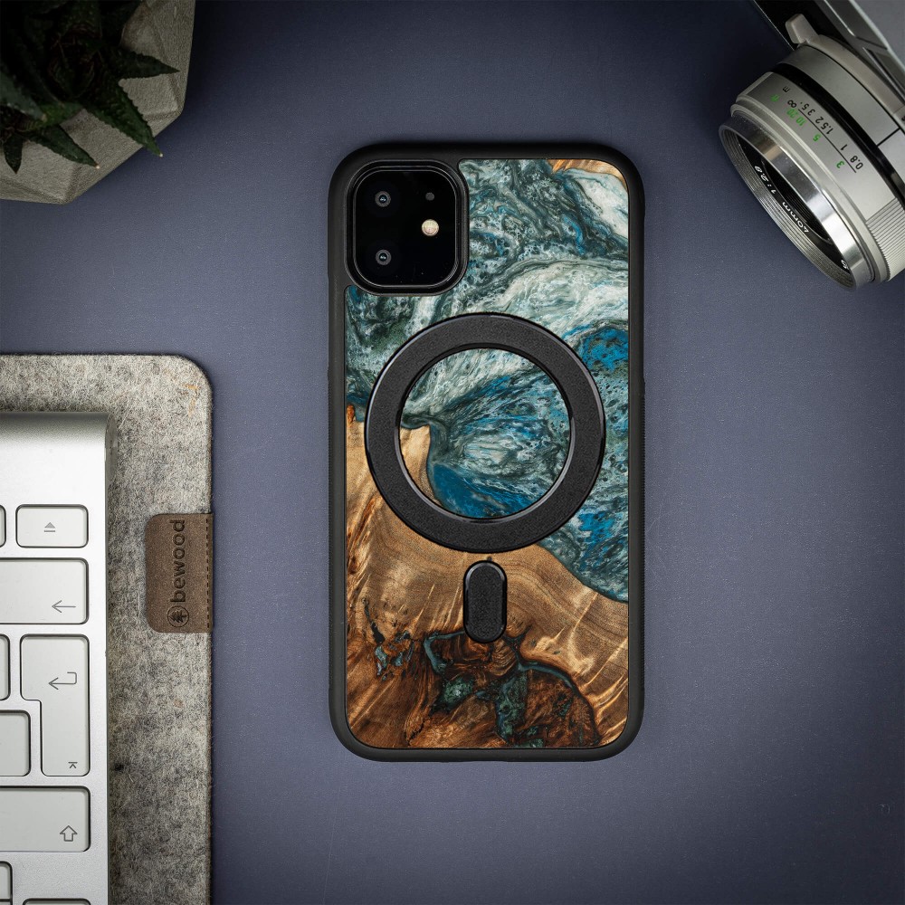 Etui Bewood Unique na iPhone 11 - Planets - Ziemia z MagSafe