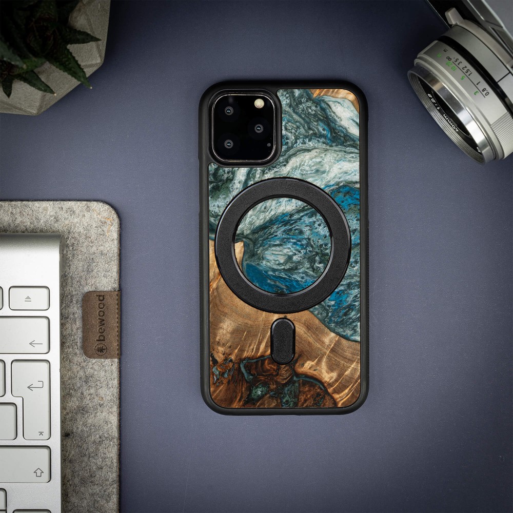 Etui Bewood Unique na iPhone 11 Pro - Planets - Ziemia z MagSafe