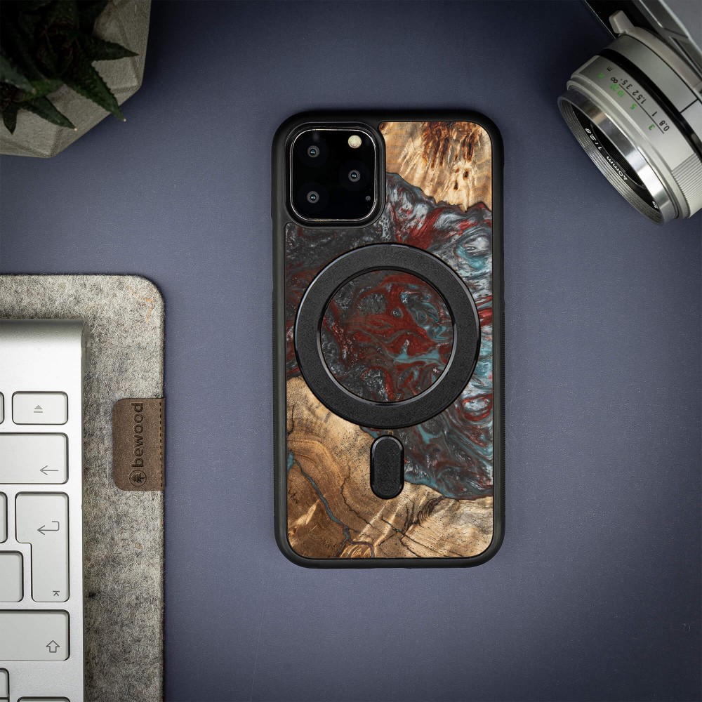 Bewood Resin Case - iPhone 11 Pro - Planets - Pluto - MagSafe