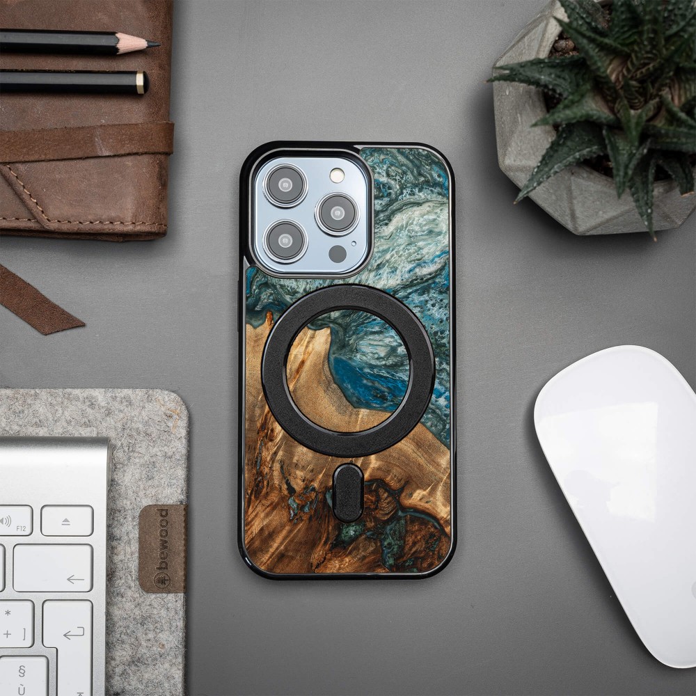 Bewood Resin Case - iPhone 15 Pro - Planets - Earth - MagSafe