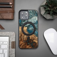 Etui Bewood Unique na iPhone 13 Pro Max - Planets - Ziemia z MagSafe