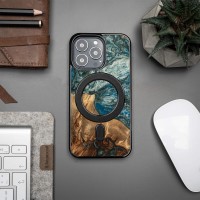 Etui Bewood Unique na iPhone 13 Pro - Planets - Ziemia z MagSafe