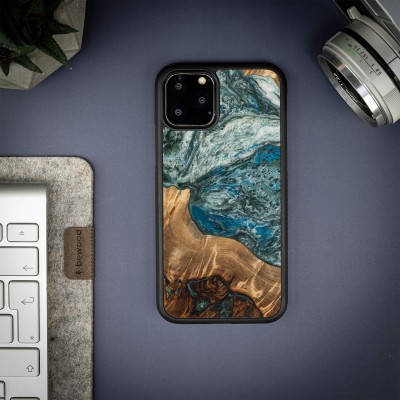 Bewood Resin Case  iPhone 11 Pro  Planets  Earth