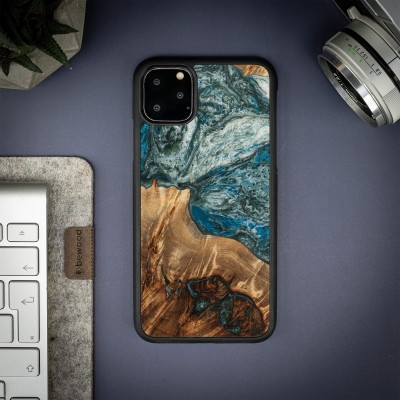 Bewood Resin Case  iPhone 11 Pro Max  Planets  Earth